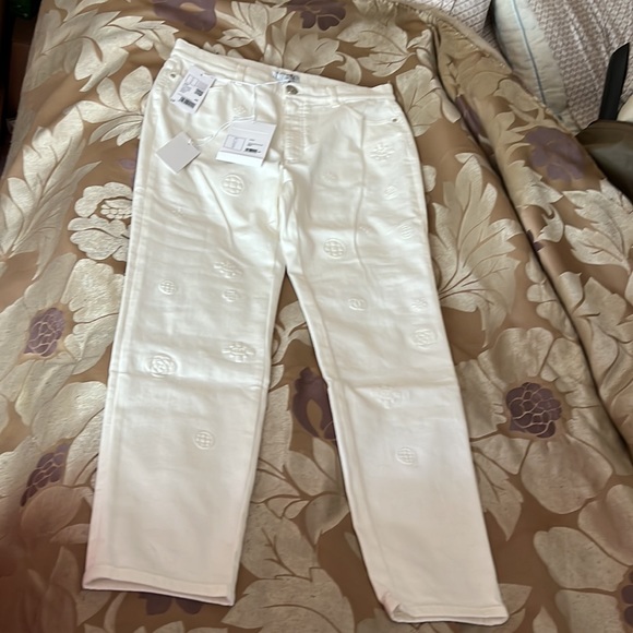 CHANEL BNWT Ladies Logo White Jeans - Picture 2 of 9